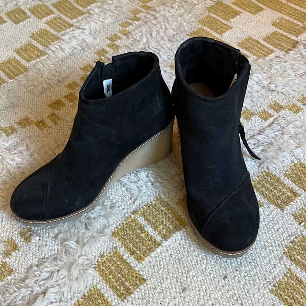 Tom’s wedge booties